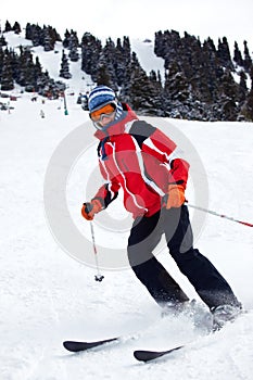 Ski woman turn on slope