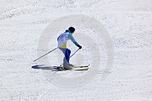 Sciatore sul montagne stazione sciistica 