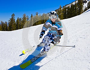 Esquiador sobre el derramar 