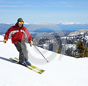 Skifahrer auf der Neigung 