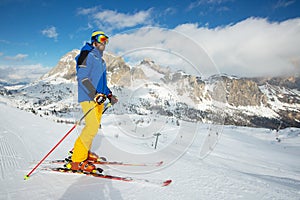 Sciatore diventare sul pendenza inverno montagne 