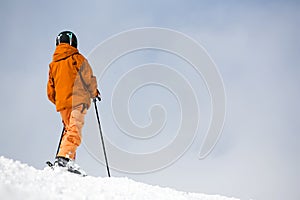 Sciatore sul da montagna 