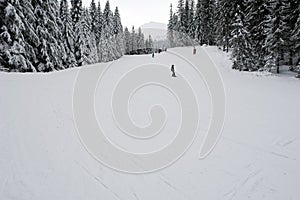 Lyžiari na lyžiarskom svahu v Nízkych Tatrách na Slovensku.