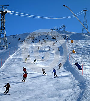Esquiadores sobre el pendiente 