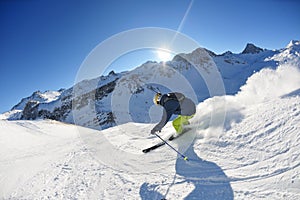 Sciare sul fresco la neve sul stagione soleggiato 