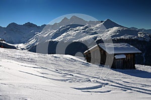 Esquiar en suizo montanas 