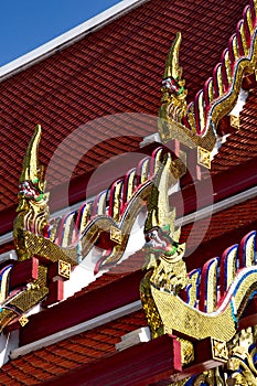 Skilfully crafted lower finials