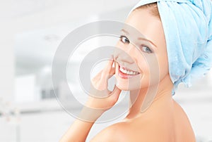 Pelle cura. giovane bellissimo salutare Asciugamano il bagno 