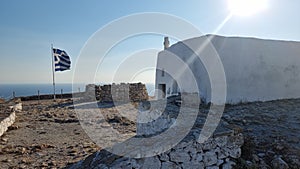 O isla iglesia sobre el de colina de en castillo grecia 