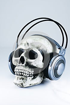 Skull with headphones 2