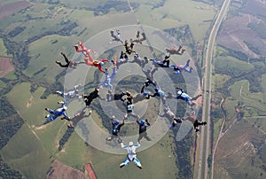 Lancio con il paracadute il grande gruppo formazione 
