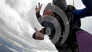 Skydiving tandem with protective mask after the lockdown