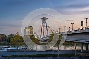 Skyline s Mostom SNP a UFO Tower pri západe slnka - Bratislava, Slovensko