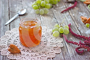 Tenuto bianco un chicco di vino marmellata dolce tradizionale serbo deserto 