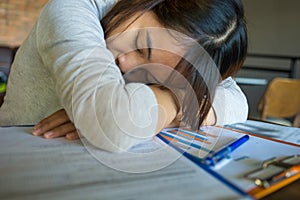 Sleeping at work is best way to get back energy photo