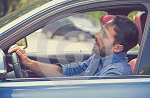 Assonnato stanco esausto esausto uomo gestione auto operazione dopo a lungo lezione guidare 