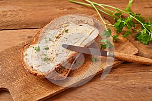 Sliced buttered bread with fresh parsley