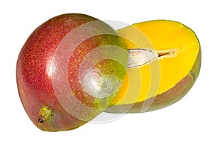 Vista completa de un mango cortado en la mitad aislado en un fondo blanco.