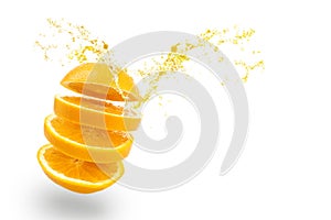 Rebanado de naranja salpicar jugo en blanco 