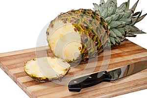 Nakrájený ananas kusů na dřevěný deska 