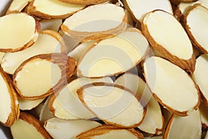 Sliced raw almonds