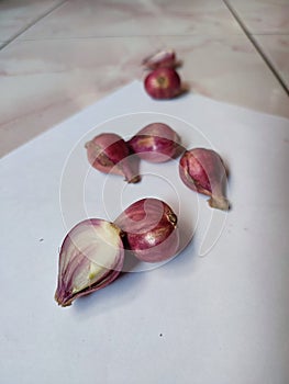 Sliced ??red onion and unsliced ??red onion, isolated on white background