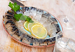 Sliced skinless cold-smoked mackerel