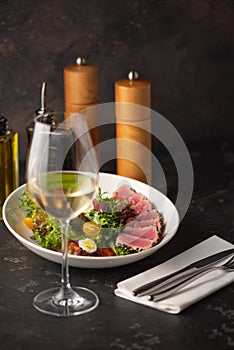 Sliced Steak of tuna in sesame and a salad