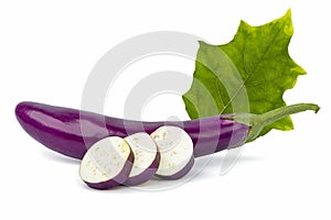 Sliced â€‹â€‹purple eggplant and purple eggplant, with green leaves.