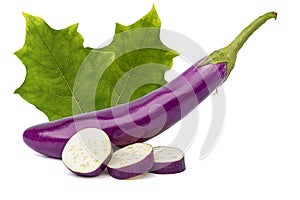 Sliced â€‹â€‹purple eggplant and purple eggplant, with green leaves.