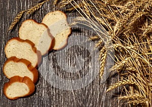 Sliced â€‹â€‹white wheat bread and ears of wheat