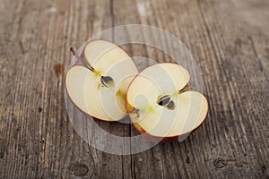 Plátky jablká na drevený povrch 