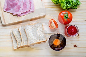 slices of bread with jam and ham, tamoto, lettuce, egg