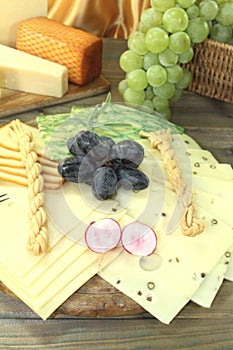 Slices of cheese with grapes and radisches
