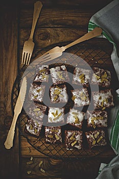 Slices of a ginger parkin on a lattice for cooling.