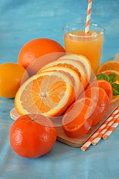 Rebanadas de naranja Mandarina limón jugo en vaso 