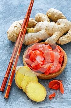 Slices of pickled ginger and fresh ginger root.