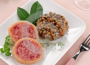 Slices of pig's trotter with lentils,