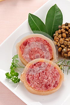 Slices of pig's trotter with lentils