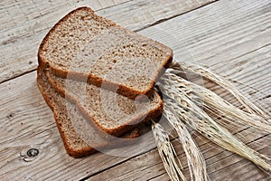 Slices of rye bread and ears of corn