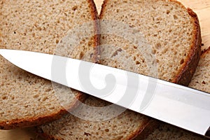 Slices of rye bread and a kitchen knife