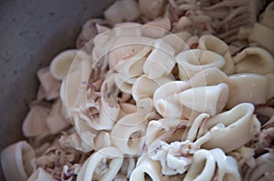 Slicing of boiled calamar
