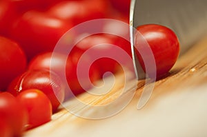 Slicing cherry tomatoes