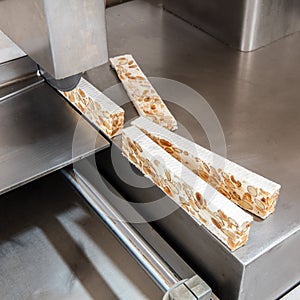 Slicing machine for hand-made almond and honey nougat bars