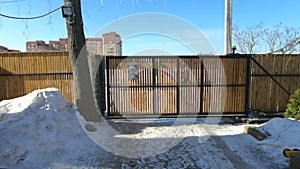 A sliding wooden gates are closed automatically by a mechanism