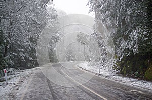 Scivoloso un ghiacciato avvolgimento montagna strade pesante nevicata 