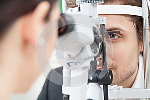 Slit Lamp eye control with the Ophthalmologist