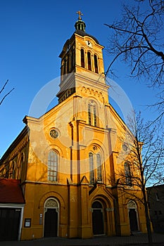 Slovenský evangelický augsburský kostel v Modre ve večerním jarním slunci, jasné modré nebe. Postaven v neorománském architektonickém stylu