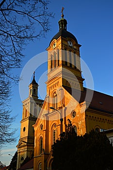 Slovenský evanjelický augsburský kostol v Modre podvečerné jarné slniečko, jasná modrá obloha.