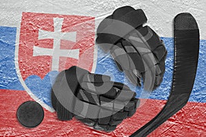 Slovenská vlajka, hokejový puk, rukavice a putter